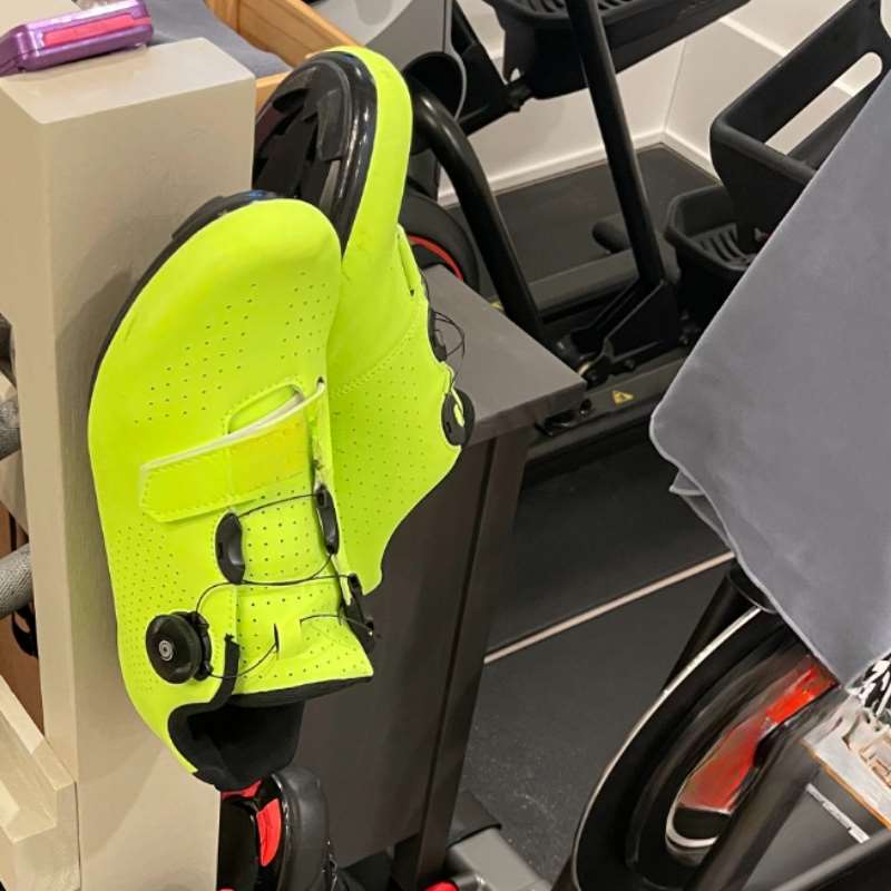 クイックリリース式サイクリングシューズ収納ラック 壁掛けホル - Cycling Gear Organizer Wall のレビューと価格